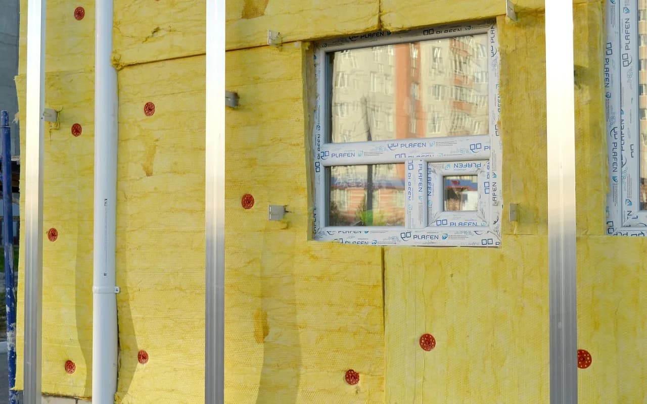 Mineral yün levha, cephe dübeli ve pencere profili bulunan dış cephe mantolama uygulaması