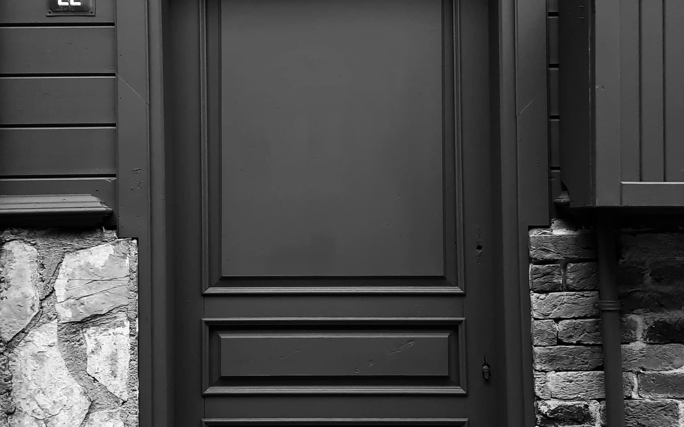 Koyu panel giriş kapısı, kasa ve eşik detayı
