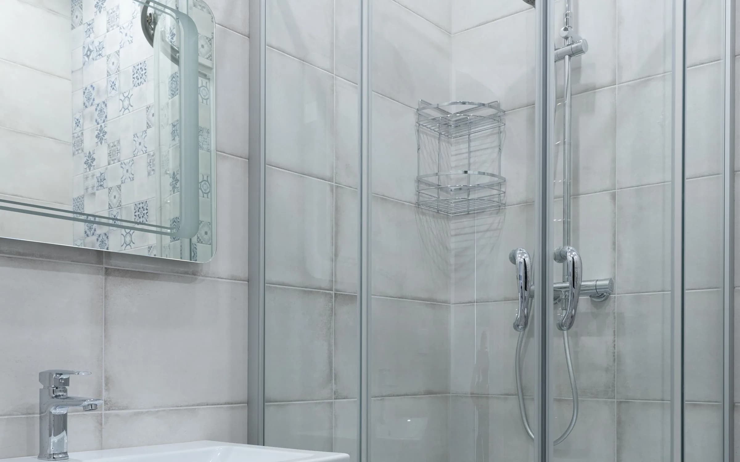 Duş ve lavabo bağlantıları bulunan kompakt modern banyo