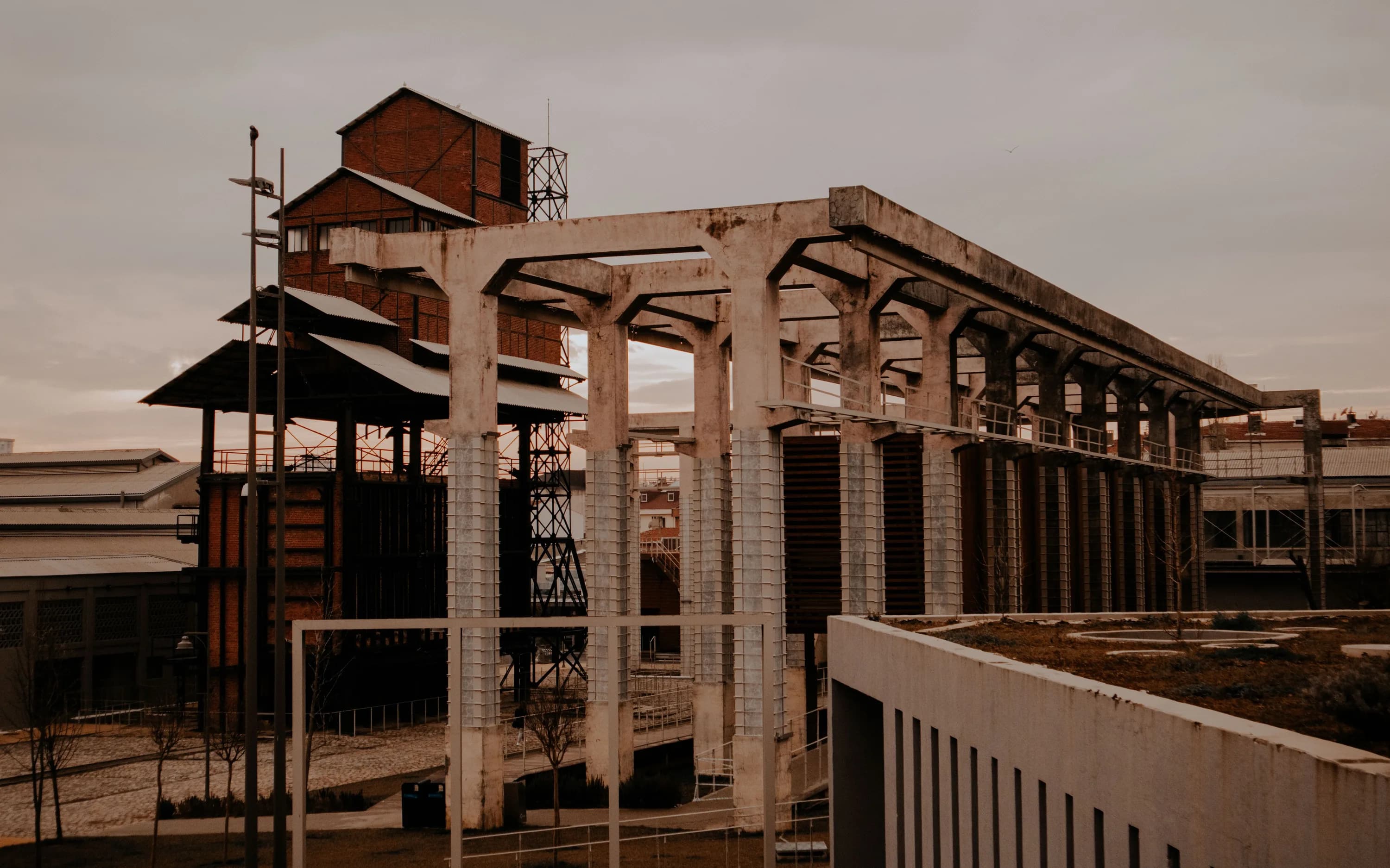 Betonarme taşıyıcıları ve iskeleleri görünen yapım aşamasındaki yapı